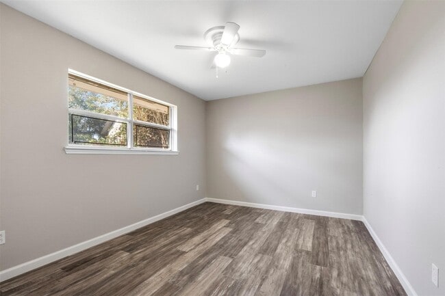 Building Photo - 9627 Glenwood Forest Dr