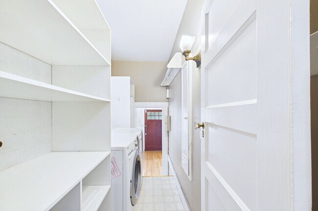 Building Photo - 924 Clayton St