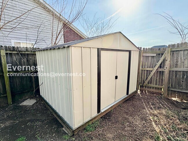 Building Photo - 3 Bed/2 Bath Home with Fenced Yard & Garage / Pet-Friendly / Available Now!