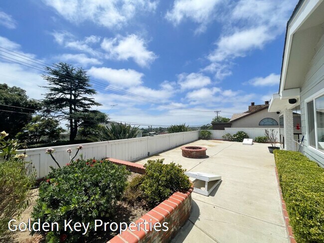 Building Photo - Beautiful ocean-view home located in the h...