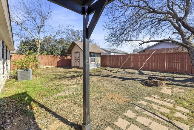 Building Photo - 201 Green Oaks Loop