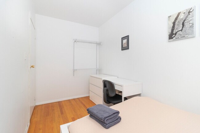 Building Photo - 312 E 93rd St