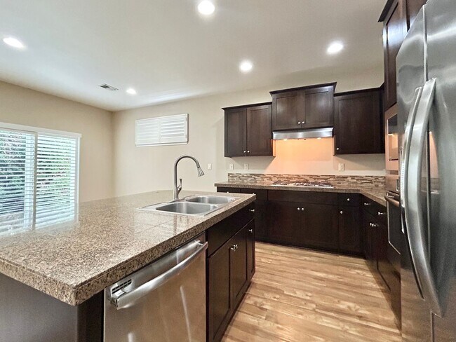 Building Photo - Gorgeous 4 Bed, 2.5 Bath Tuscany Home!