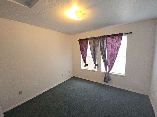 Building Photo - 830 Crescent Way