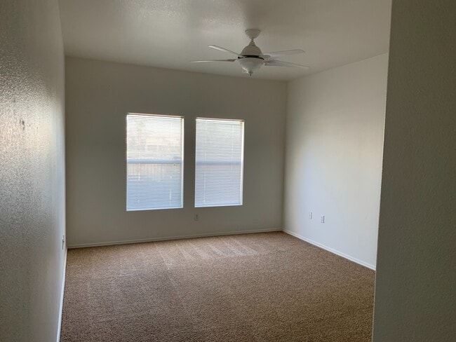 Building Photo - Spacious 1st Floor Beauty!
