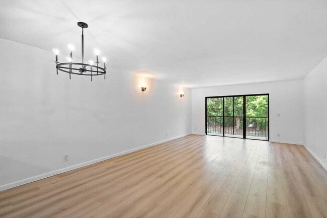 Building Photo - 341 Lakeview Dr