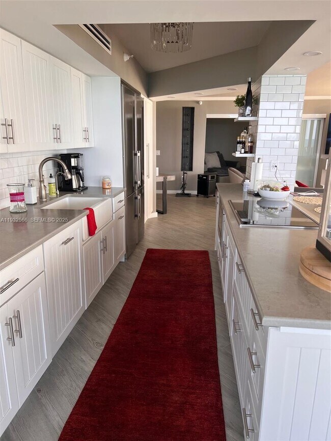 Building Photo - 16711 Collins Ave