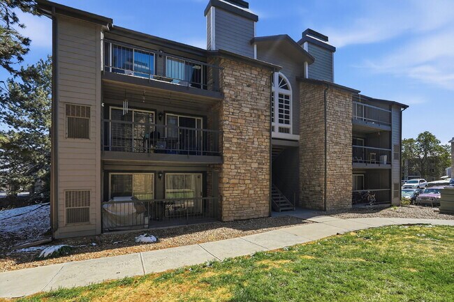 Building Photo - $1,740.95 - 2 bed/1 bath, cozy Denver Condo!