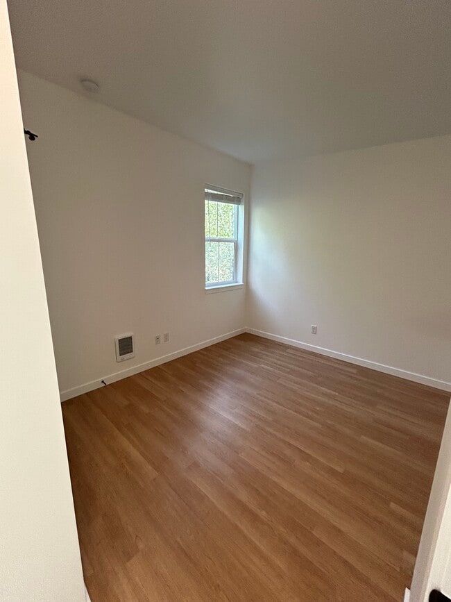 Building Photo - Canal House