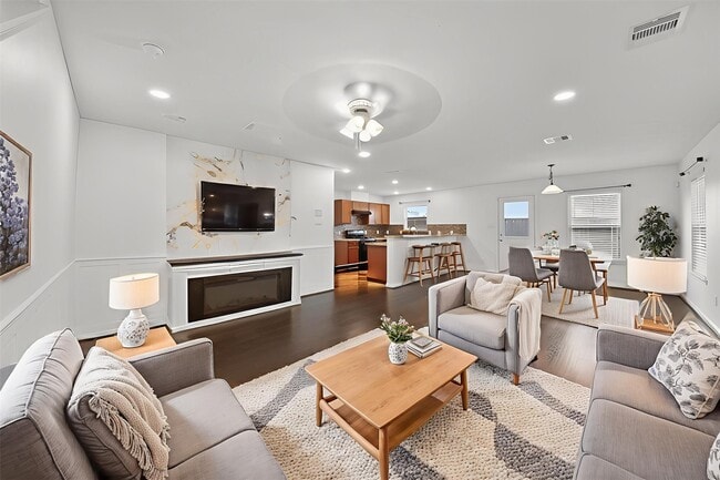 Building Photo - 15019 Trinity Meadow Dr