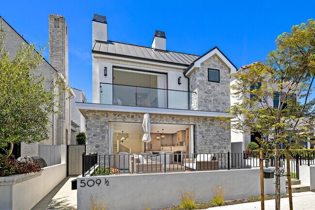 Building Photo - 509 Carnation Ave