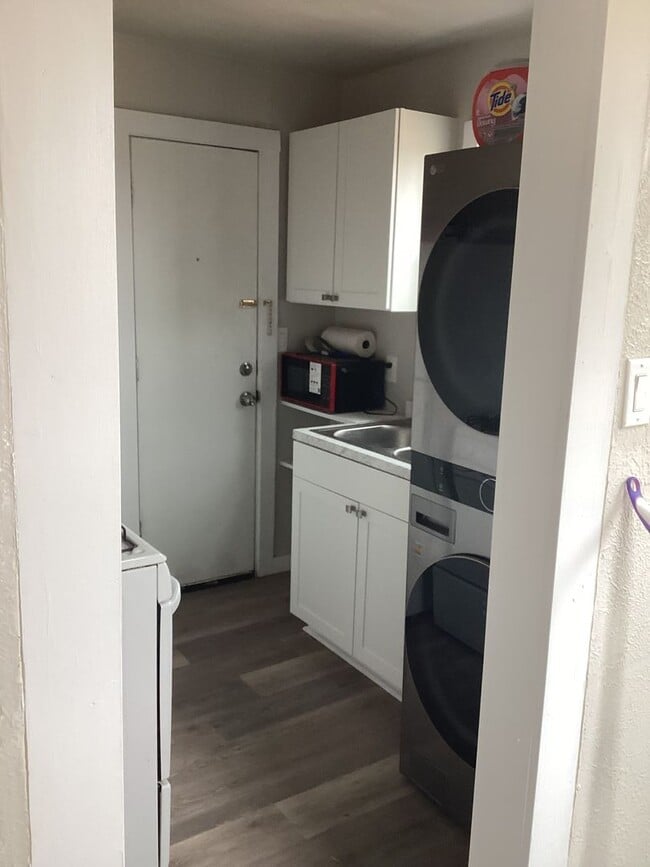 Building Photo - Cute Updated One Bedroom Near Park & Schools!  Pets Welcome!