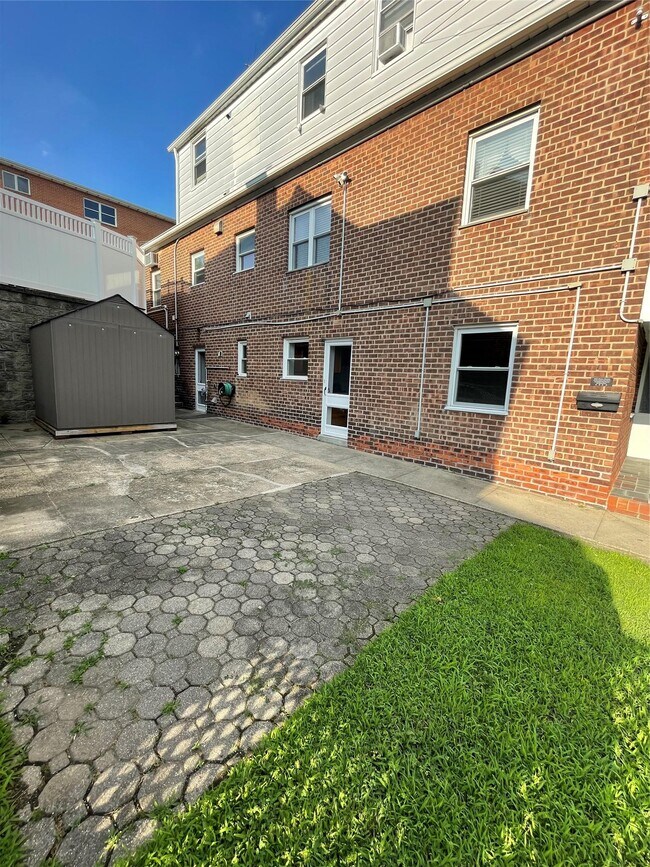 Building Photo - 105 Wakefield Ave