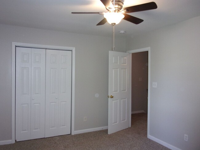 Building Photo - Recently Renovated 2 Bedroom 1 1/2 Bath To...