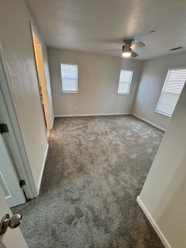 Building Photo - Shasta View Gardens Home - AVAILABLE for Move In