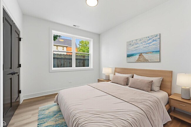 Building Photo - 3902 S Lake Park Ave