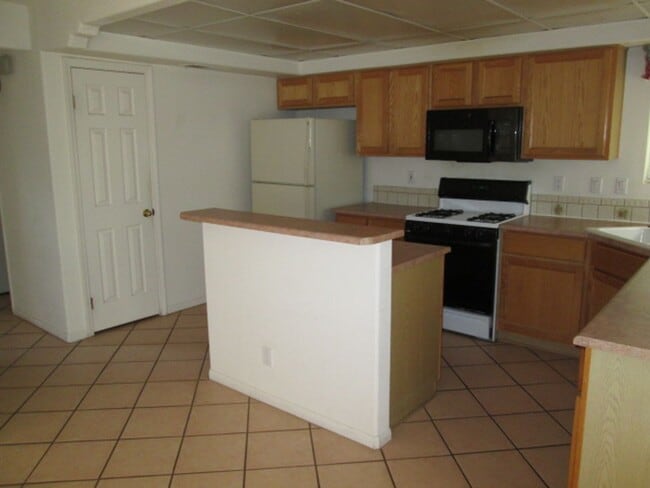 Building Photo - (4) Beds & (3) Car Garage