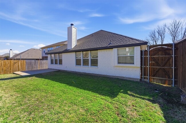 Building Photo - 6000 Meadowglen Dr