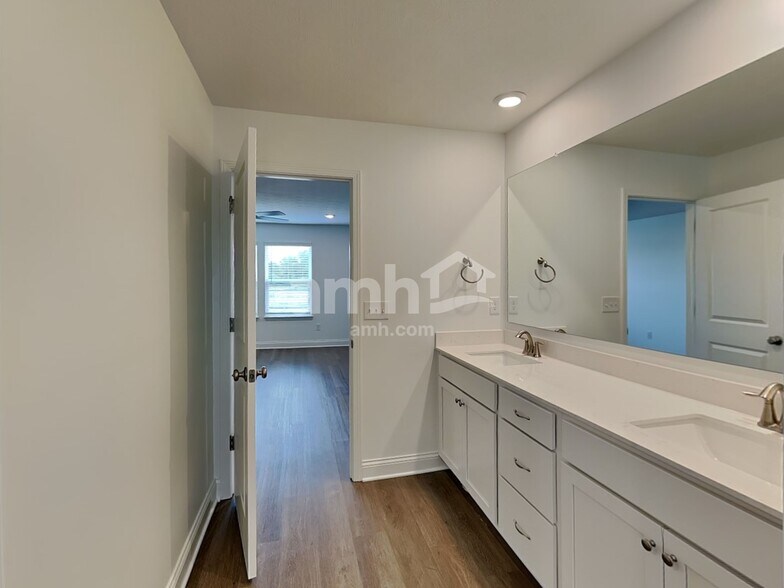 Building Photo - 9175 Henley Ave