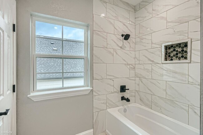 Building Photo - 3 br, 2 bath House - 1914 Burlington Boule...