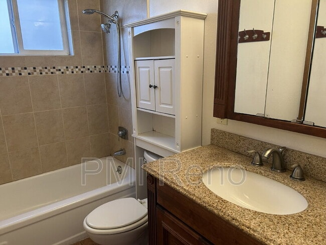 Building Photo - 370 La Rue Ave