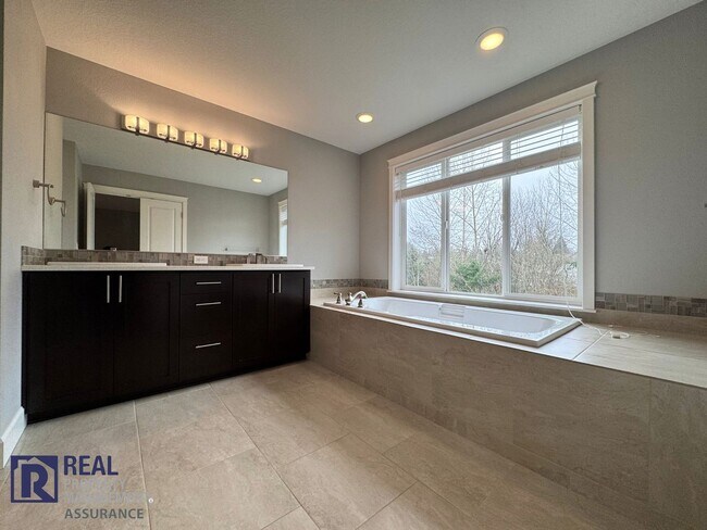 Building Photo - 650 NW Willow Glen Pl