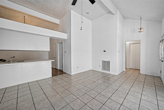 Building Photo - 4632 Greenwood Dr