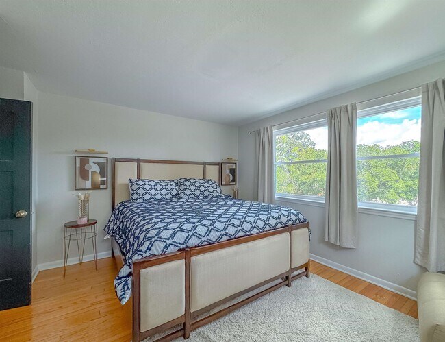 Building Photo - 1044 Seminole Dr