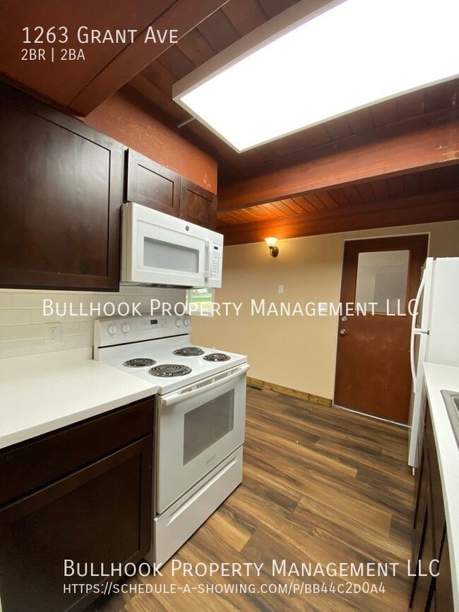 Building Photo - MOVE IN SPECIAL $300 off first full months...