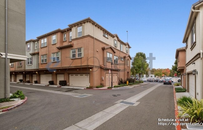 Building Photo - 137 Burbank St