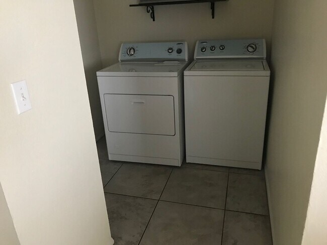 Building Photo - 3 Bedroom in Desert Shores!