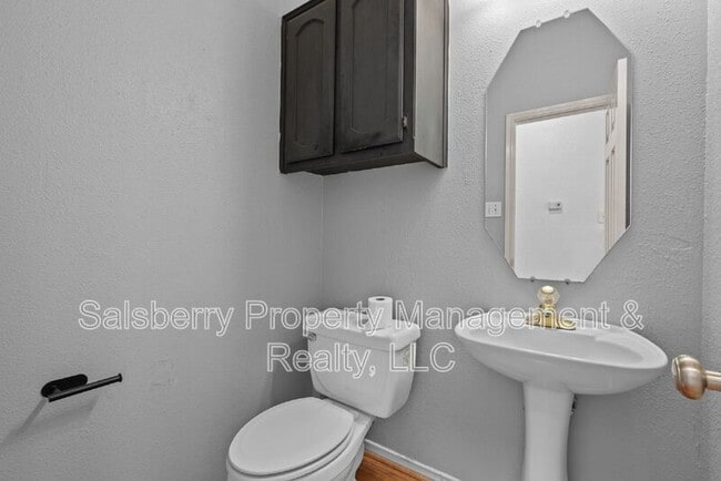 Building Photo - 1105 Hall Dr