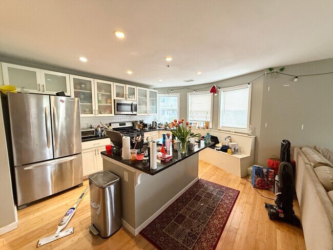 Building Photo - B-Line/ Packard's Corner 4-Bed/2 Bath