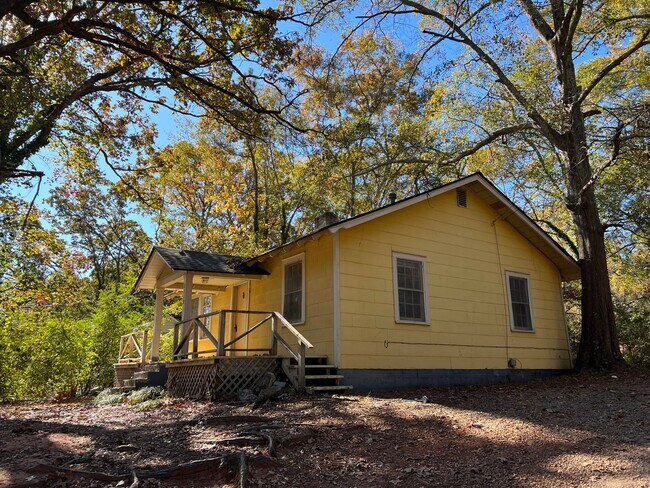 Primary Photo - 2110 S Lumpkin St