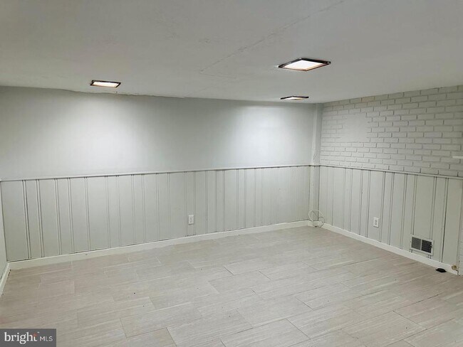 Building Photo - 2500 Lake Ave