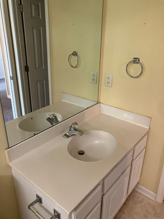 Building Photo - 2 bed, 2.5  bath townhome in Towne Meadows...