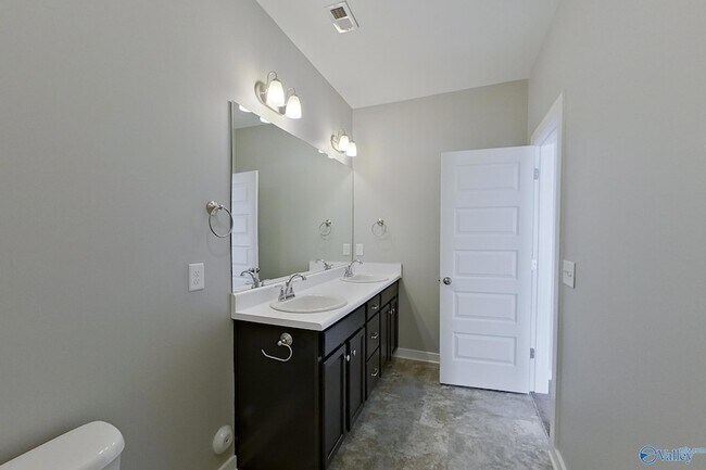 Building Photo - 204 White Oak Cir