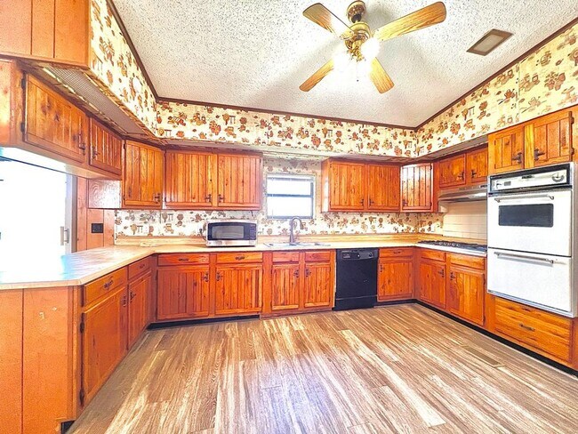 Building Photo - 18425 Blake Manor Rd