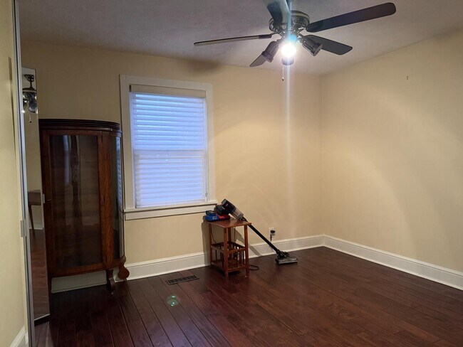 Building Photo - 146 E Park Dr