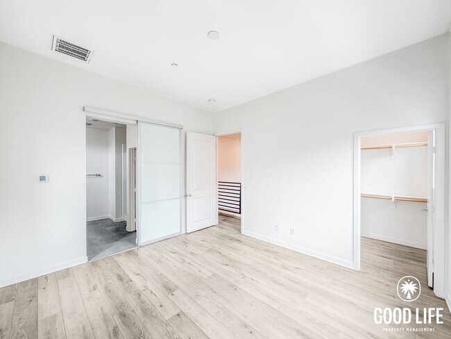 Building Photo - Modern 3BD/2.5BA Townhome in Mission Valley with Kitchen Island, Private Patio & 2-Car Garage