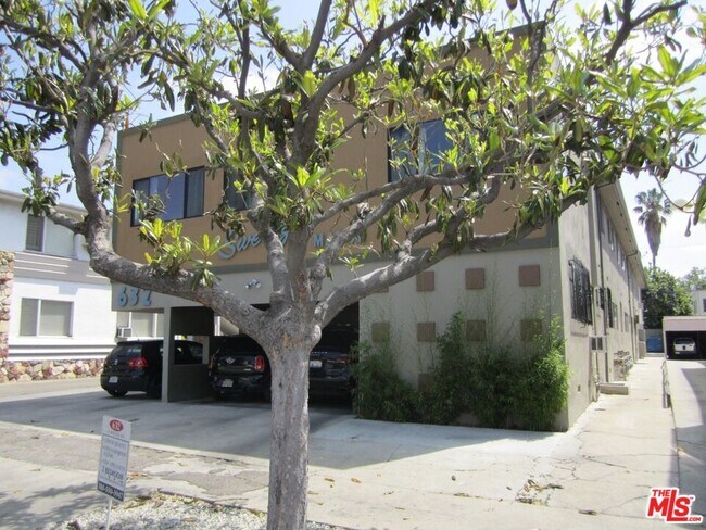 Building Photo - 632 N Sweetzer Ave