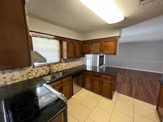 Building Photo - 3 bedroom, 2 bathroom home in Baton Rouge,...