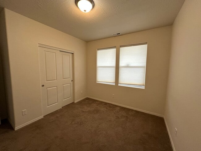 Building Photo - Newer Super Clean 3 Bedroom 2 Bath Home In NE Albany