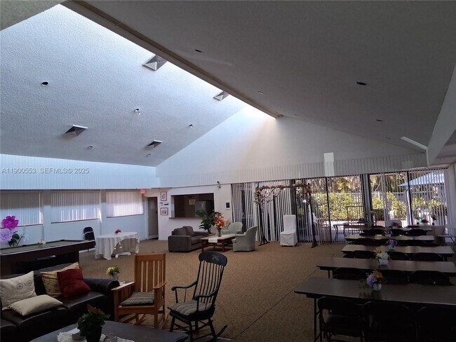 Building Photo - 2571 Aragon Blvd