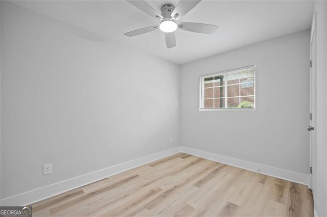 Building Photo - 1060 Oak St SW