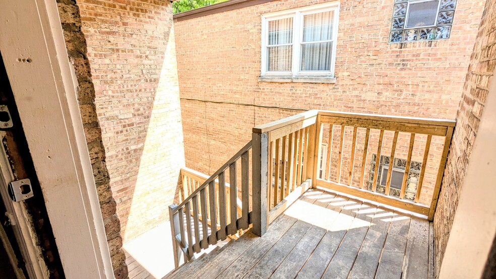 Building Photo - 2115 W Granville Ave