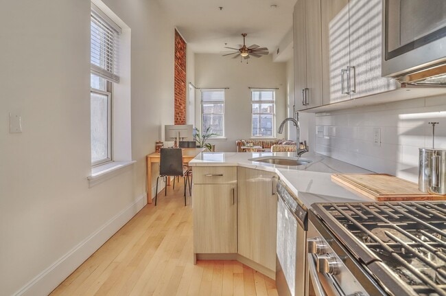 Building Photo - 301 Madison St