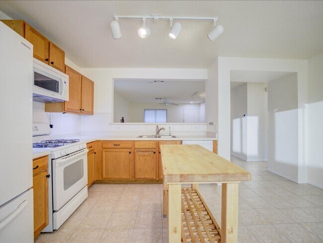 Building Photo - 3 Bedroom 2 Bathroom