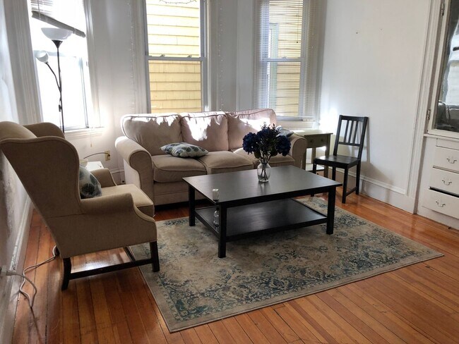 Building Photo - Huge 3 bed with in-unit laundry.