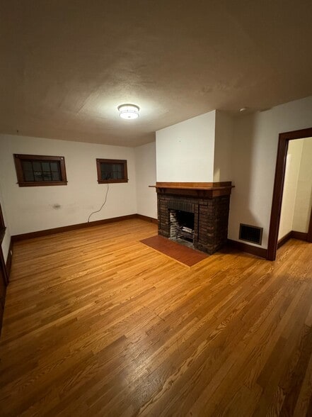 Building Photo - 554-556 Whittier Ave